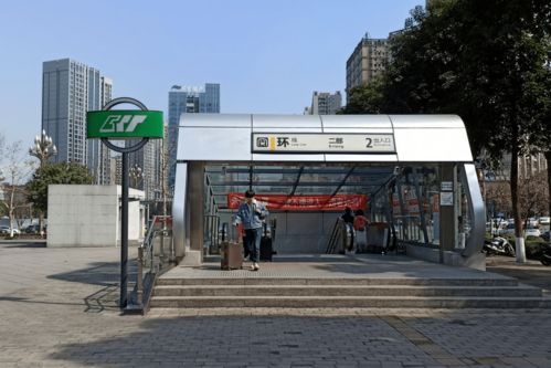 重慶八百萬(wàn)商鋪月租４千 從黃金地段的喧囂到“鬼城”的寂靜，誰(shuí)該為這場(chǎng)投資荒誕劇買單？